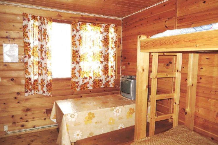 Ruokapöytä, vieressä kerrossänky.