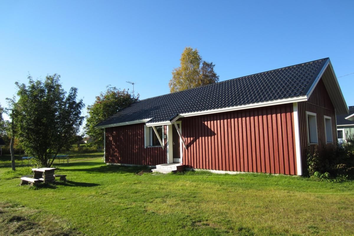 Pihatalon etuovi, etupihalla ulkoruokapöytä.