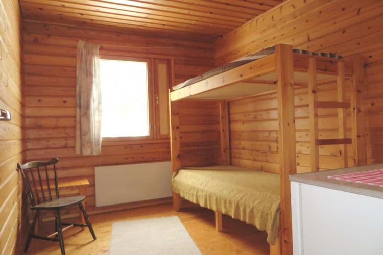 Makuuhuone toisesta kuvakulmasta ikkunaan päin.