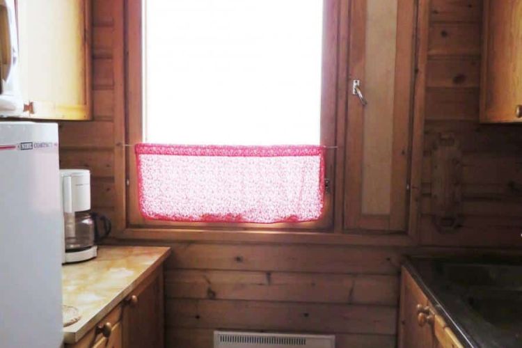 Käytävätyyppinen keittiö.