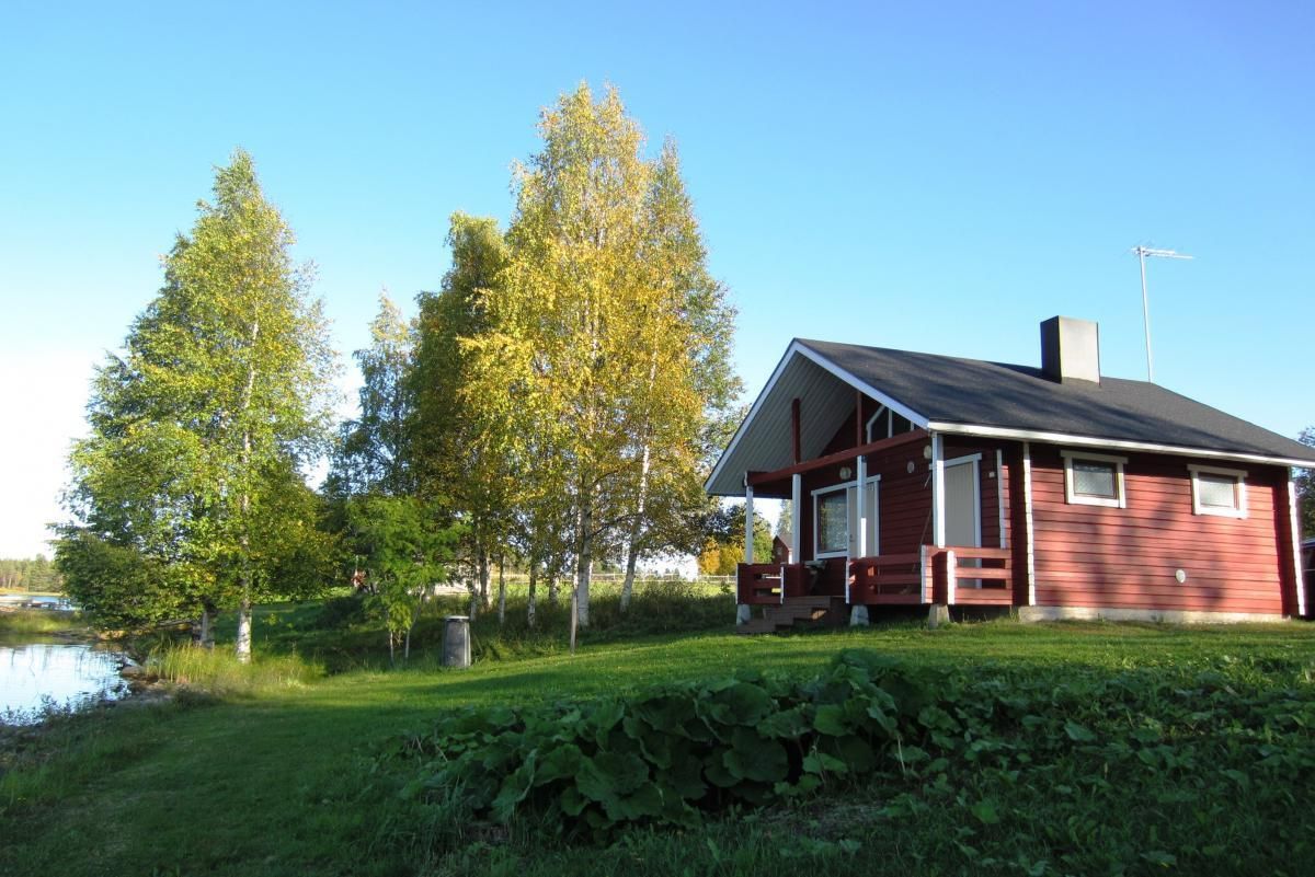 Kallela mökki rannassa etukulmasta kuvattuna.