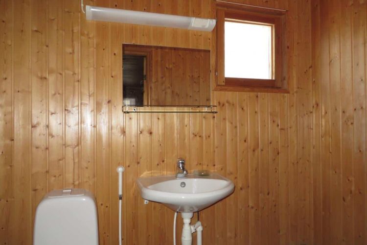 Kylpyhuone vesivessalla ja käsienpesualtaalla.