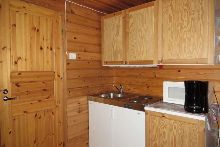 Keittonurkkaus mikrolla, kahvinkeittimellä ja tiskialtaalla varustettuna.