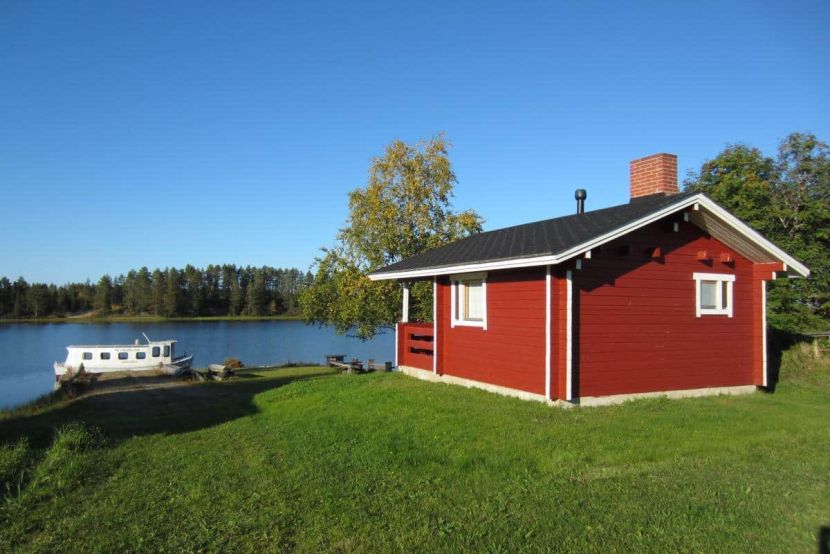 Mökki järvenrannassa.